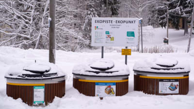 Ekopunkt täckt av snö.