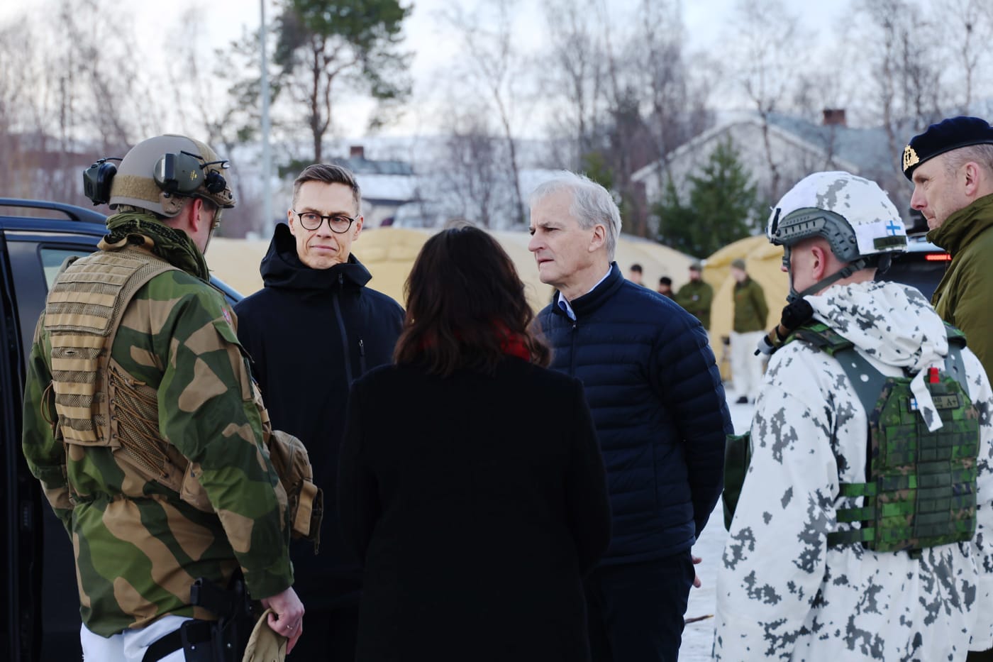 Alexander Stubb og Jonas Gahr snakker med medlemmer av militæret