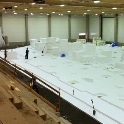 Ylivieskan jäähallia rakennetaan vuonna 2015.