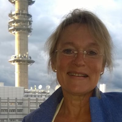 redaktör Nina Granvik-Wallgren med yletorn i bakgrunden