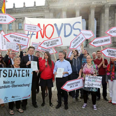 Mielenosoittajia Berliinin Valtiopäivätalon ulkopuolella kesäkuussa 2015.