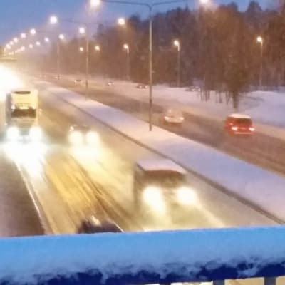 Pohjantien liikennettä 29.1.2015 Oulussa Peltolan liittymän kohdalla.