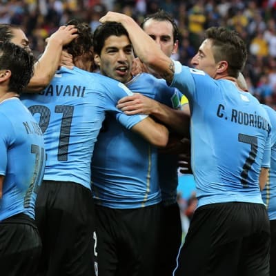 Uruguayn Luis Suarez tuulettaa Brasiliassa 2014