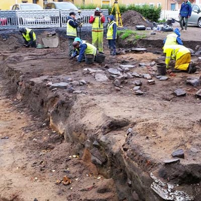 Lyseon pihan kaivaukset kesällä 2016. Vasemmalla oleva syvempänä näkyväänosaan on aikanaan tehty maansiirtoja, mutta vanhan pihanurmikon alla arkeologiset jäänteet ovat säilyneet.