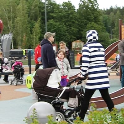 Vanhempia lapsineen leikkipuistossa 25. kesäkuuta 2014.