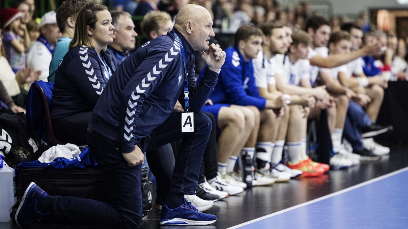 Ola Lindgren sat on the sideline.