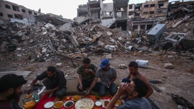 Slaget om den belägrade stadsdelen Jobar i östra Damaskus har pågått i över två år. Här äter rebeller middag i skymningen