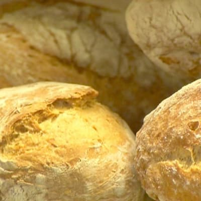 Bröd kan innehålla förvånansvärt många onödiga ingredienser som till exempel förlänger livslängen till det absurda. Bild: Cityportalen Ab/YLE