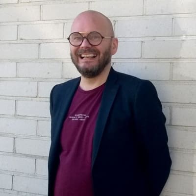 Lalli Savolainen nojaa seinään Mikkelissä.