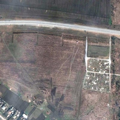 Satelliittikuva Ukrainan maaseudulta, jossa erottuu rivimäisiä muodostelmia.