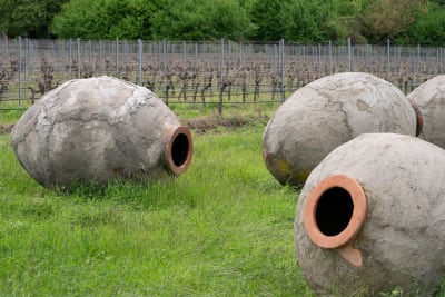 Kvevri-lerkärl på Tbilvinos vingård i Kvareli