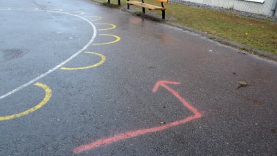en pil har målats på skolgården för att barnen ska kunna springa maraton