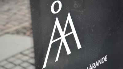 Åbo Akademis logotyp på i en dörr.