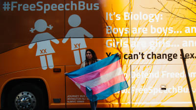 Protest mot en kampanjbuss i New York.