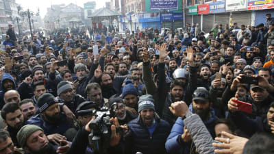 Invånare i provinsen Jammu och Kashmirs sommarhuvudstad Srinagar protesterar mot våldsamheterna och morden på muslimer från Kashmir i Indien