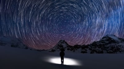 En siluett av en person som tittar på stjärnor.