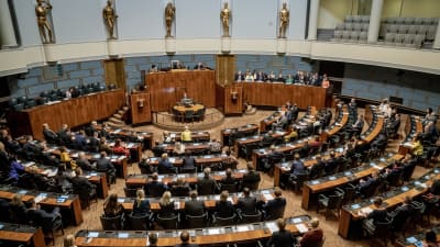 Plenisalen i riksdagen 12.9.2019. Bilden är tagen uppifrån.