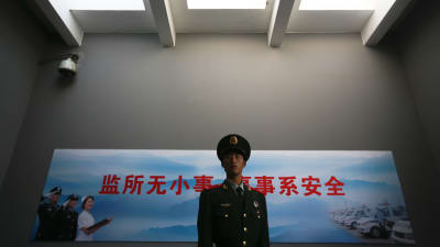 Arkivbild på vakt vid huvudingången till ett fängelse i Peking 25.10.2012