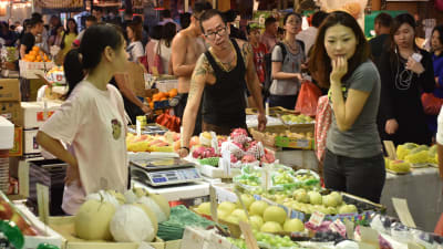 Försäljarna i de talrika marknaderna arbetar vanligen sju dagar i veckan. Många har ledigt endast under det kinesiska nyåret.
