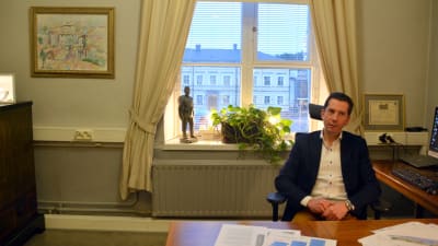 Jan D. Oker-Blom på sitt kontor