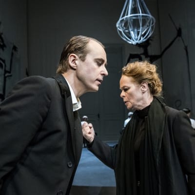 En scen ur Richard III på Dramaten 2014