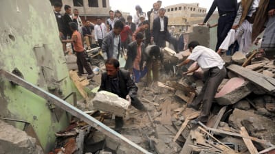 Minst två personer dödades i en attack mot en skola invid ett torg i Sanaa i Jemen i juli