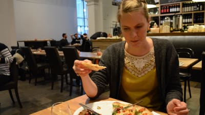 Reporter Marianne Sundholm prövar Helsingfors dyraste pizza på Pjazzo.