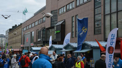 Valgata i Åbo med flera människor och partier på bilden. 