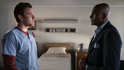 Danny (Ewan McGregor) och Dick Hallorann (Carl Lumbly) står i profil och ser rakt på varandra i ett sjukhusrum.