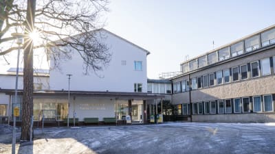 Ett sjukhus en kall vårdag då solen skiner.