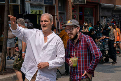 Skådespelaren Joaquin Phoenix och regissören Ari Aster betraktar gatan där de spelar in filmen.
