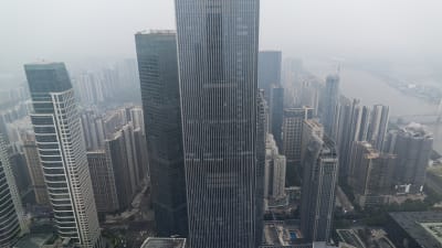 Centrala Guangzhou har ungefär fem miljoner invånare och växer på höjden. Finanscentret Chow Tai Fook är 530 meter högt. 