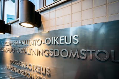 Helsingfors förvaltningsdomstolens skylt.
