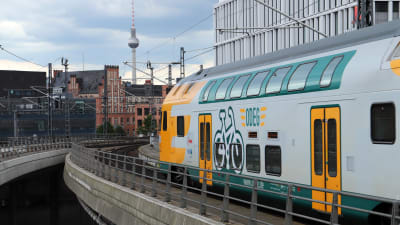 Ett tåg lämnar centralstationen i Berlin.