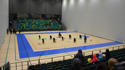 Åskådare följer med gymnastikträningar i bollhallen i Åbo. 