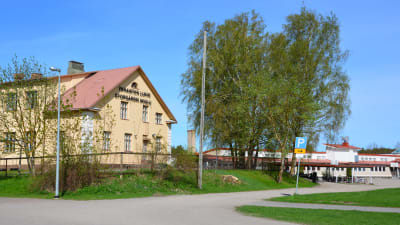 Paraisten lukio, i bakgrunden Pargas svenska gymnasium.