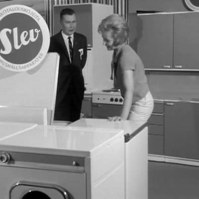 Mies ja nainen esittelevät astianpesukonetta Savon messuilla 1962