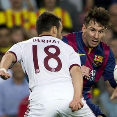 Barcelonan Lionel Messi vetää Bayern Münchenin Juan Bernatin edestä.
