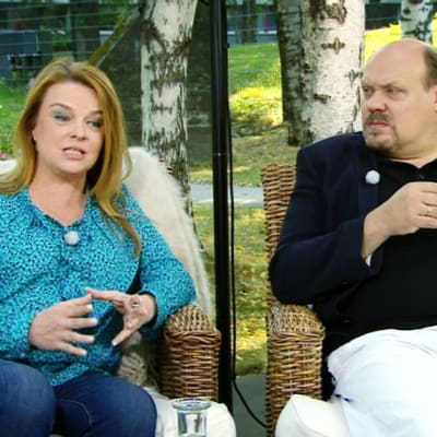 Elina Knihtilä ja Hannu-Pekka Björkman.