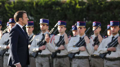 President Emmanuel Macron vill modernisera Frankrikes kärnvapenprogram under de kommande åren. han beslöt också nyligen att skicka ytterligare 600 soldater till Västafrika för att kämpa mot jihadister