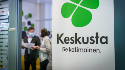 Keskustapuolueen striimaustudiossa valmistaudutaan suoraan lähetykseen.