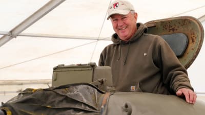 Bill Hutton i tornet på den amerikanska M60 stridsvagn han håller på att restaurera