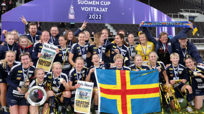 Åland United poserar efter cuptriumfen 2022.