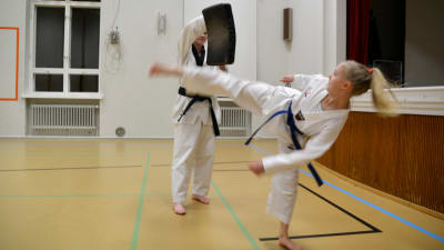 Jessica Stenvall och Emma Johansson tränar taekwondosparkar.