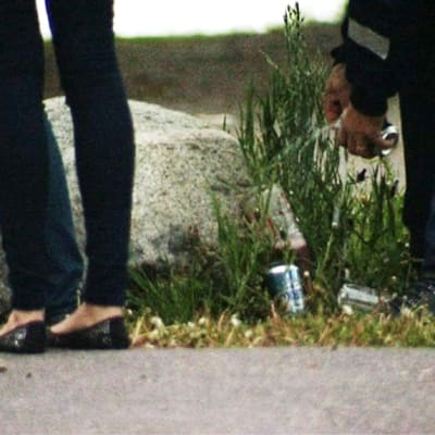 Police empty cans of underage drinkers at Hietaniemi beach. Poliisi hävitti päättäjäisviikonloppuna yli tuhat litraa vähemmän alholia kuin viime vuonna.