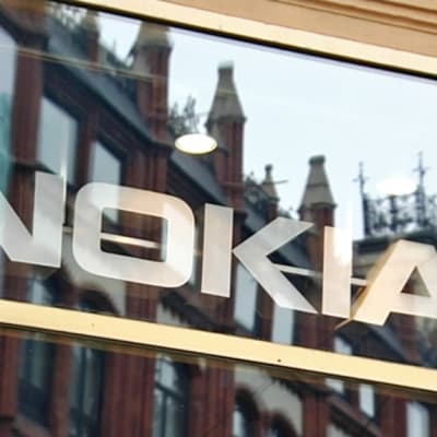 Texten Nokia tejpad i ett skyltfönster