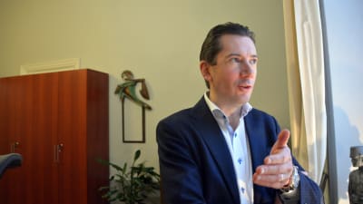 Jan D. Oker-Blom på sitt kontor