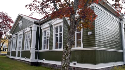 Gammalt grönt hus i Ekenäs där dagverksamheten finns.