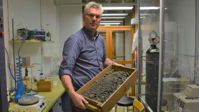 Professor Ron Zevenhoven med en låda stenar.