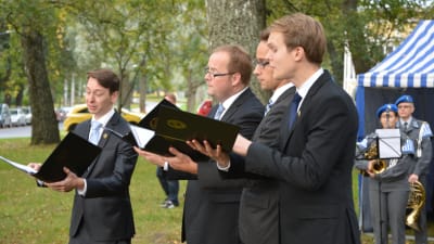 Kvartett ur Akademiska sångföreningen uppträder vid invigningen av minnesmärket Blue Jazz Glyph över Henrik Otto Donner.